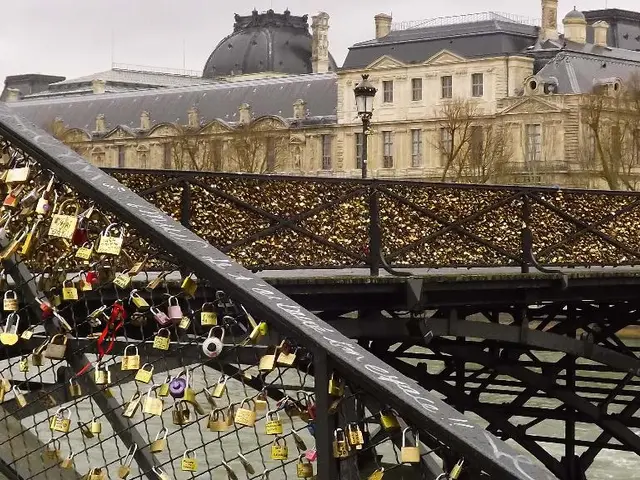 Thames River: Lock Attendant Duties Overview