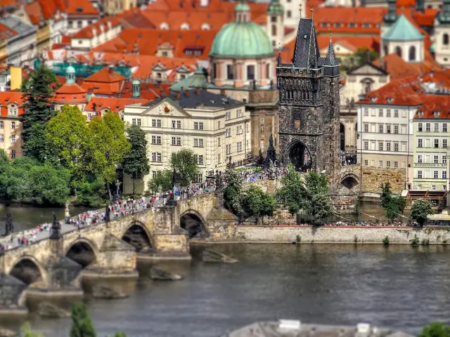 Promises 10,000 homes in Sintra by 2030; also pledges additional transport developments.