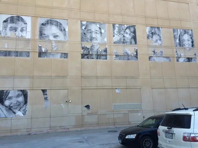 Upholstery work halt traffic flow on Karl-Kloß-Street in Stuttgart-Southern district