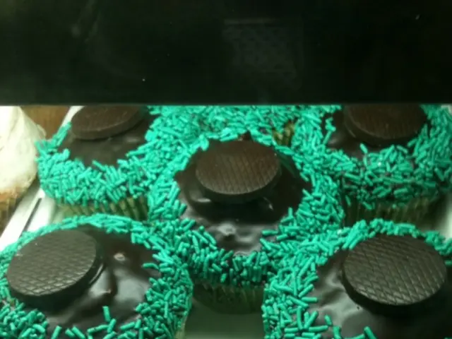In the picture I can see the cupcakes in the serving plate and I can see the serving plate is kept...